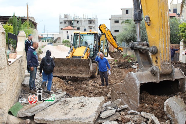  كوبي الون مديرعام  بلدية كفرقاسم يُشرف على تعبيد شوارع وأزقة الحي الشرقي والسكان  واخير في حدا سال عنا كنا انفكر انه احنا من اورانيت  